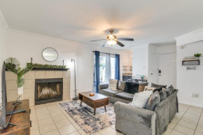 Less Than 1 Mi to Beach Galveston Condo with Fenced Patio